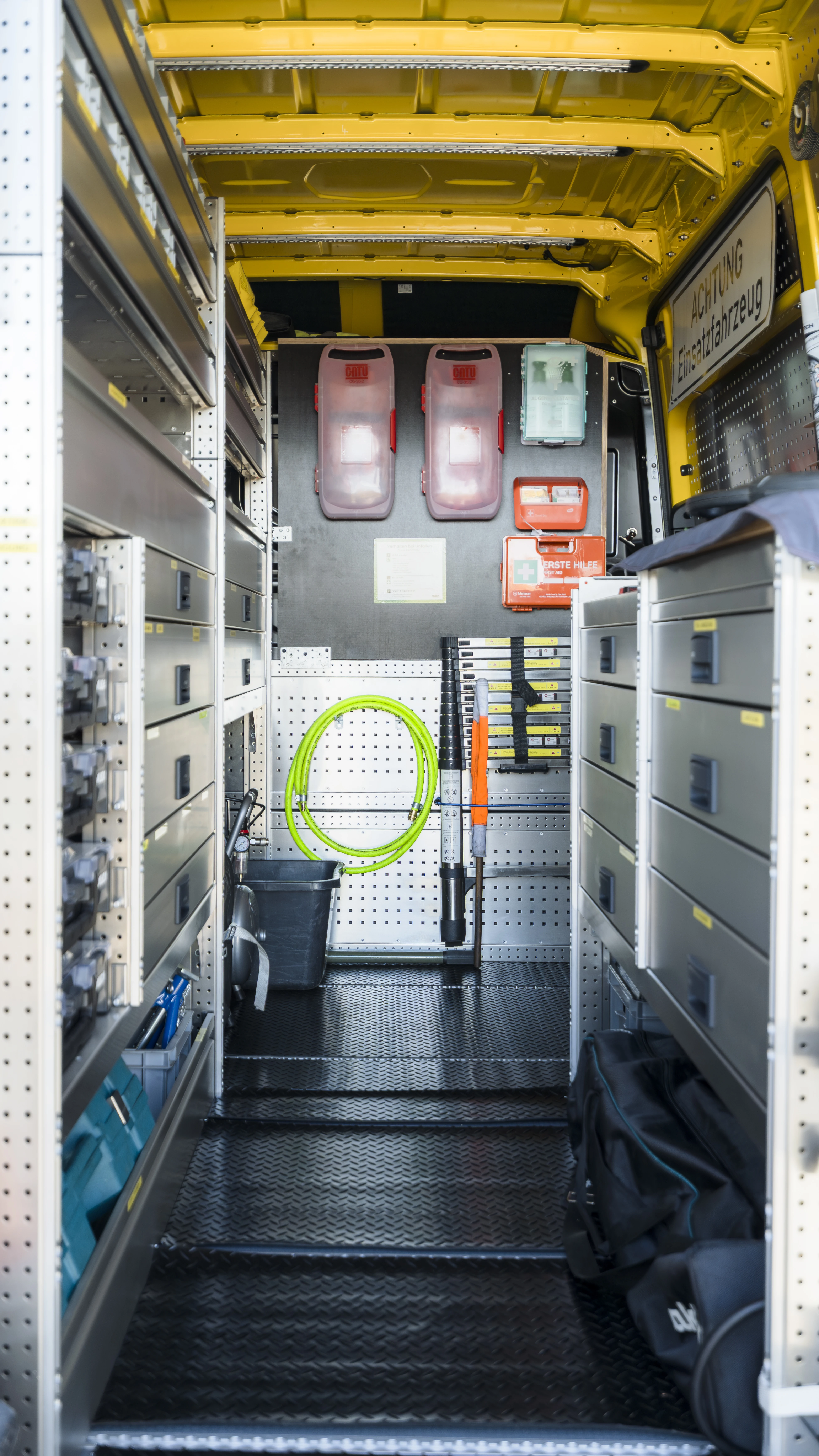 Ausgebautes Servicefahrzeug als Beispiel für echte Unternehmensbildwelt.