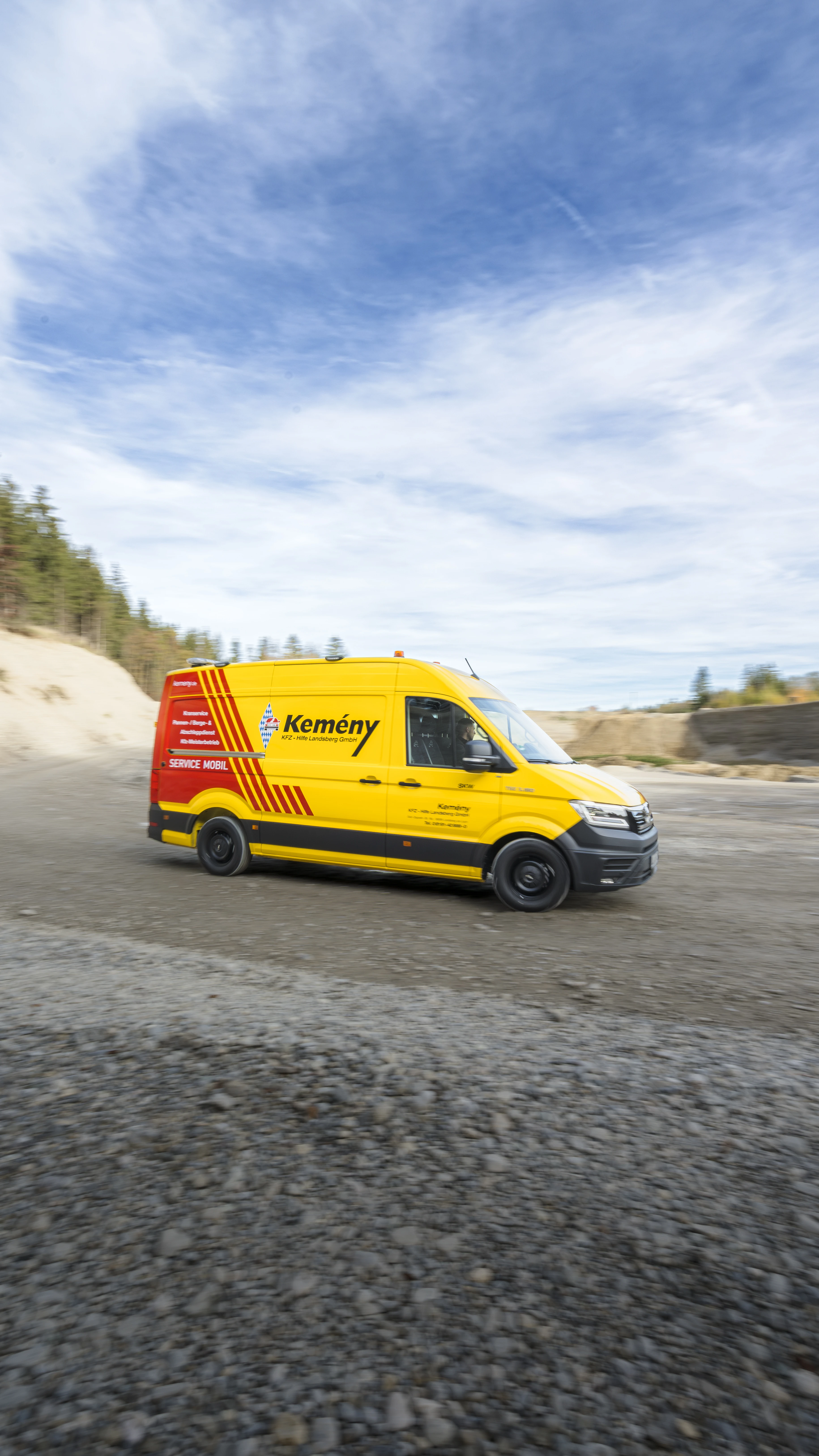 Servicefahrzeug im Einsatz als glaubwürdiges Beispiel für echte Unternehmensbildwelt.