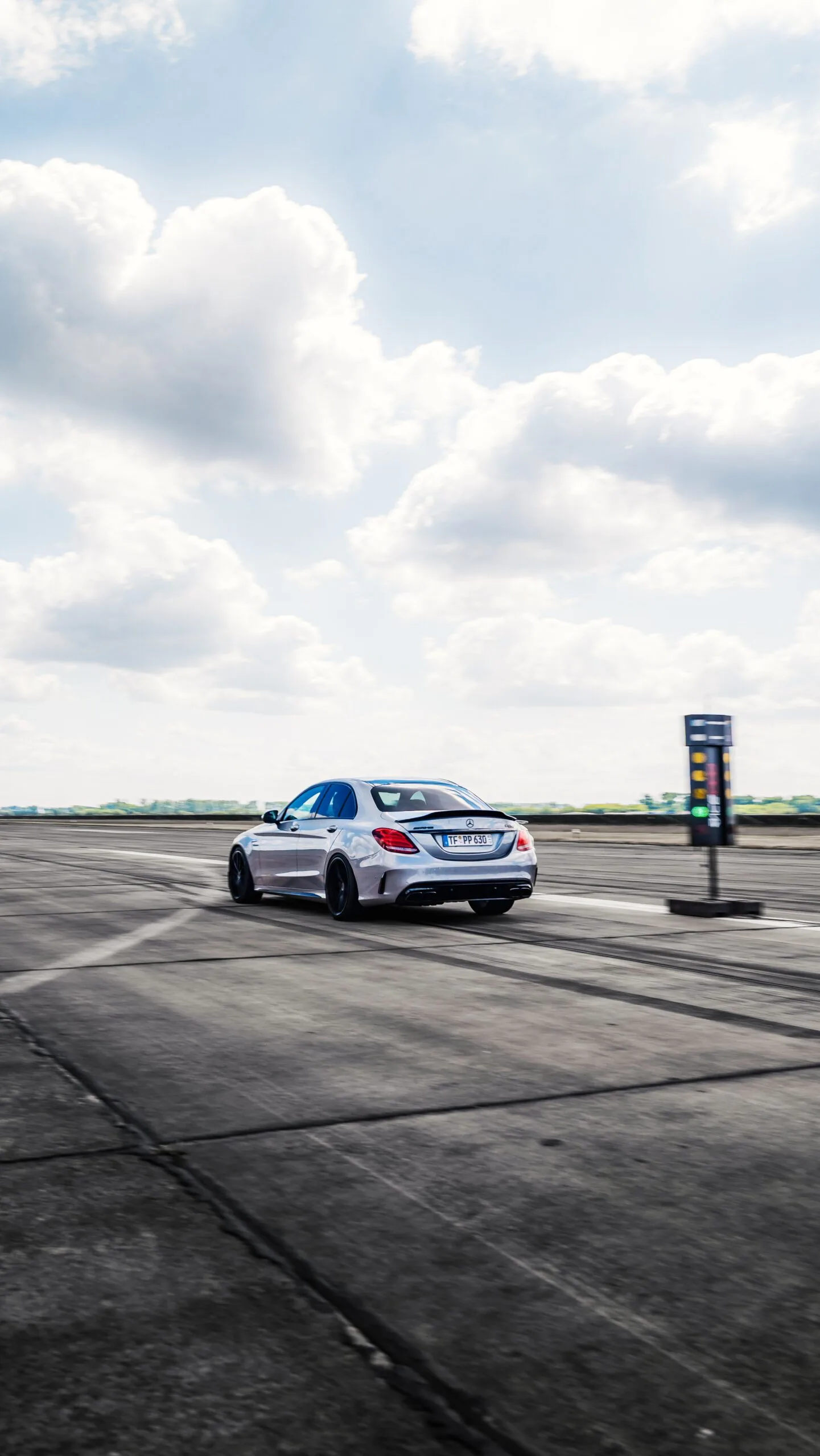 Race1000 Startampel und Fahrzeug