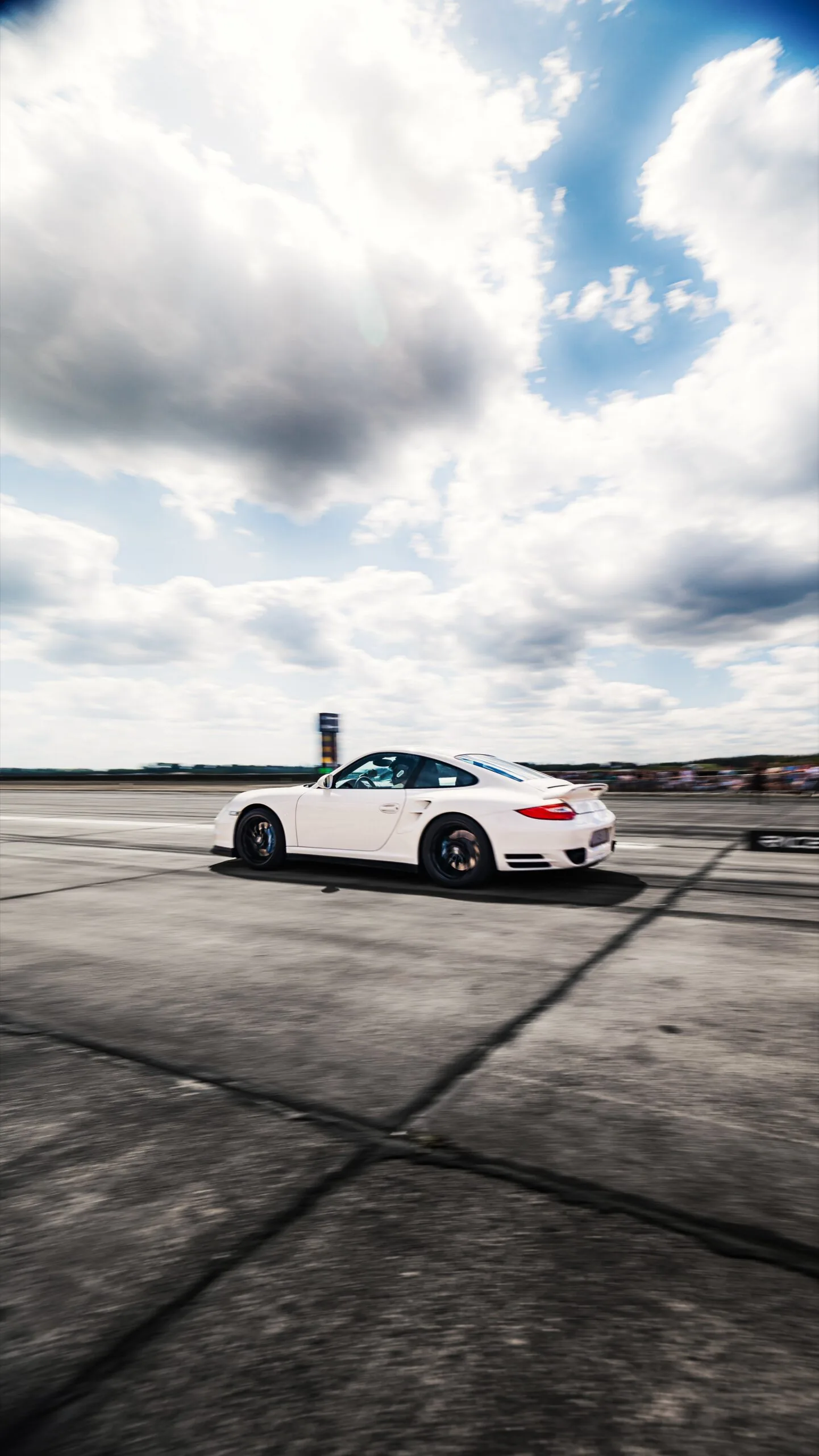 Race1000 Startszene mit Fahrzeug