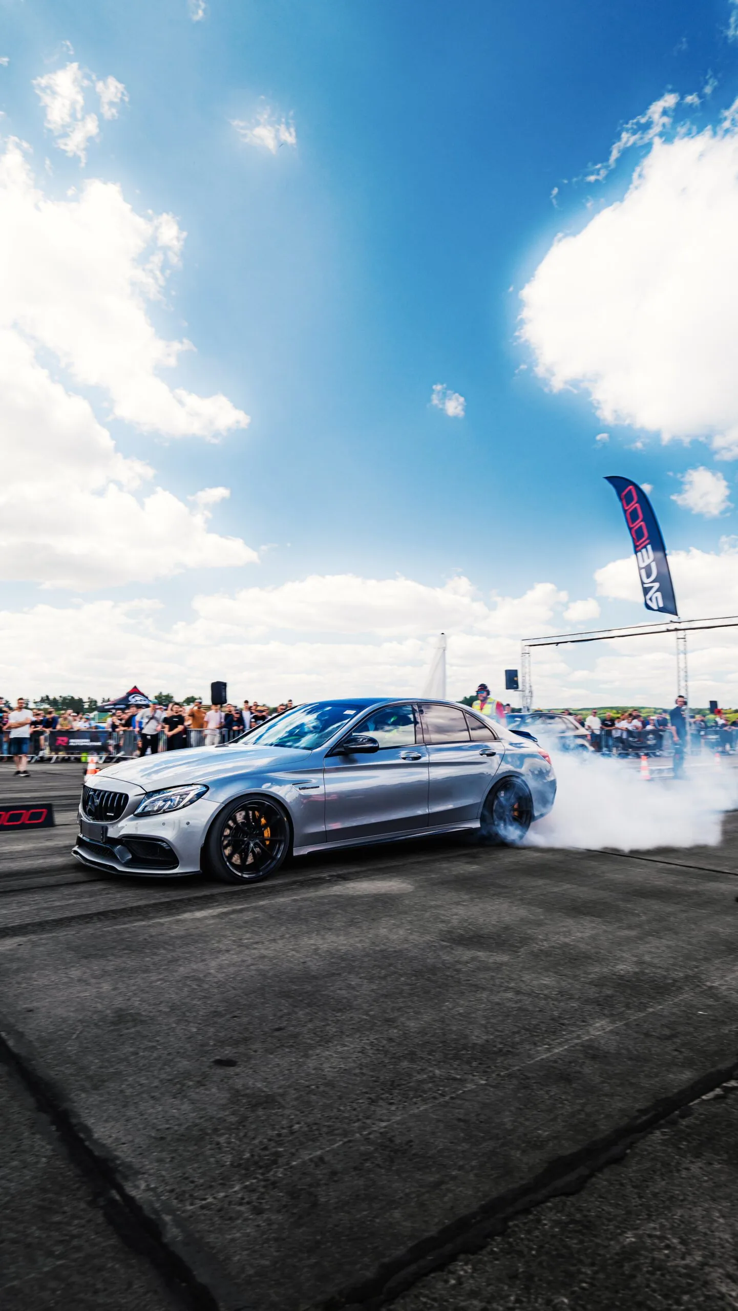 Race1000 Fahrzeug mit Rauch am Start
