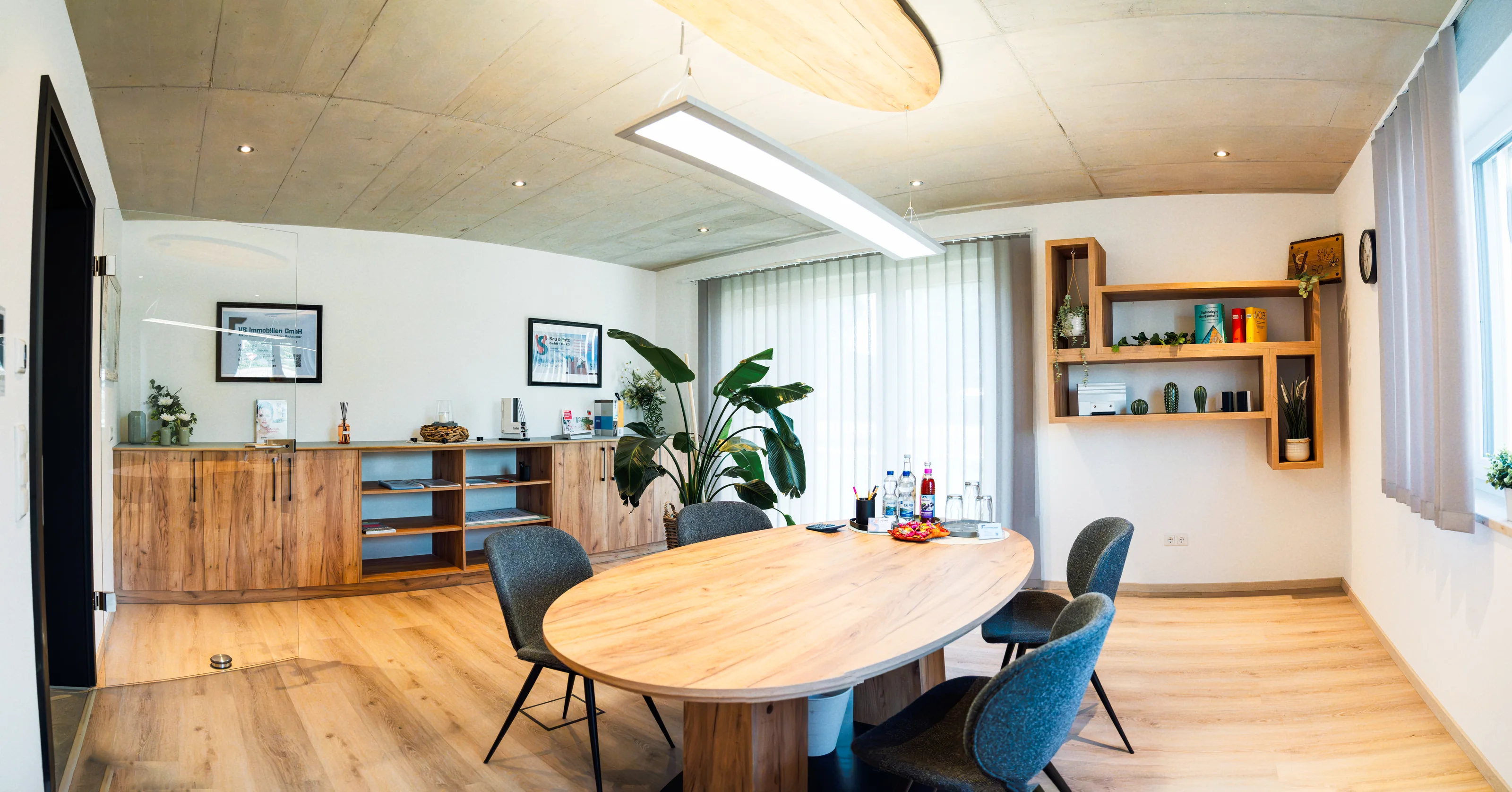 Besprechungsraum von Bau und Putz GmbH & Co. KG in Rammingen mit Holztisch und Stühlen