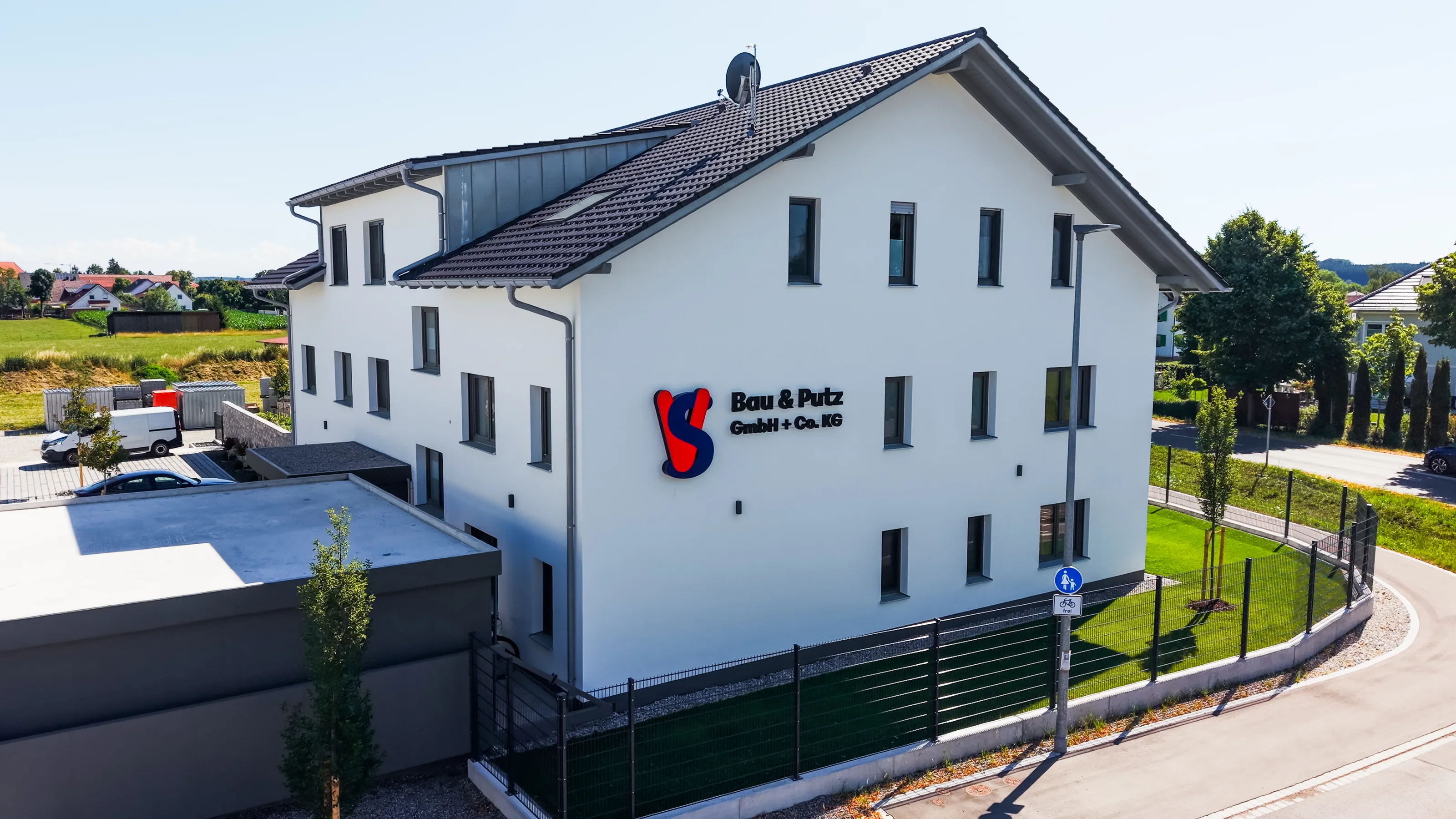 Büro von Bau und Putz GmbH & Co. KG in Rammingen mit Firmenlogo an der Fassade